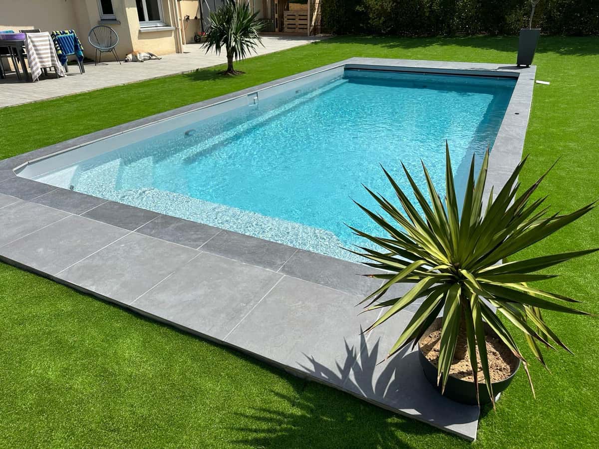 Pourquoi choisir une piscine en béton armé Unibéo pour votre jardin